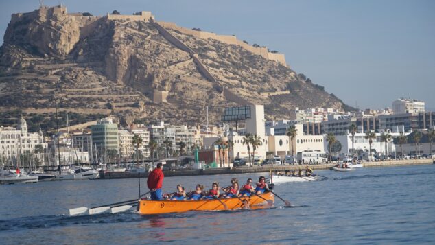 Imagen: Equipo femenino del Club Rem Dénia durante la regata