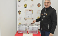 jaume bertomeu en las urnas de votacion de la exposicion del ninot de la fallas de denia