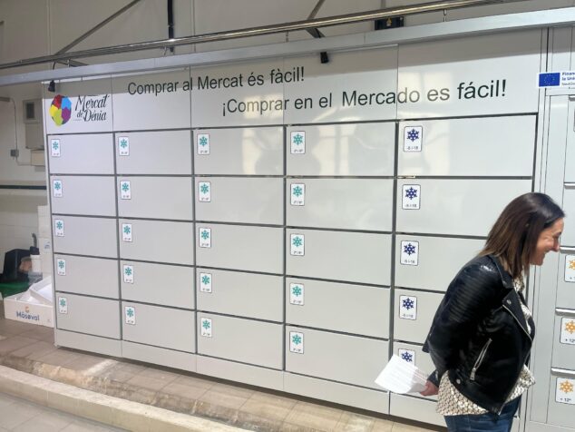 Imagen: La concejala María José García frente a la pared de taquillas refrigeradoras