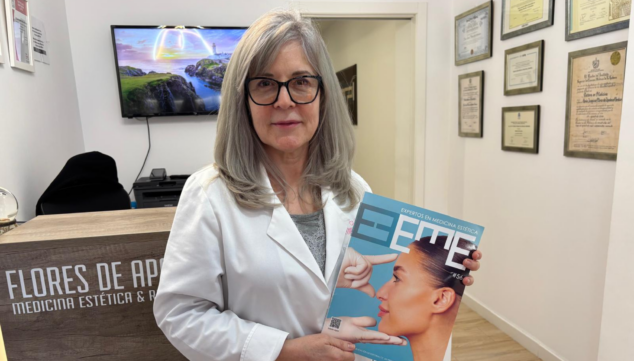 Imagen: La Doctora Zenia, de Flores de Apodaca, con la revista EME