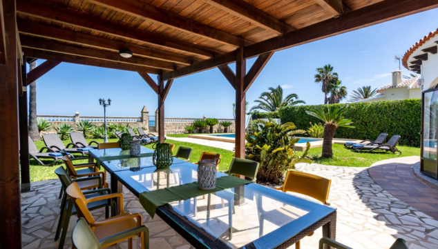 pergola con zona de descanso al aire libre