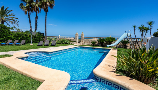 piscina con zona infantil y tobogan