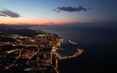 puerto de denia iluminado durante el atardecer