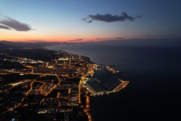 Imagen: Puerto de Dénia iluminado durante el atardecer