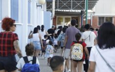 alumnos entrando a un colegio de denia