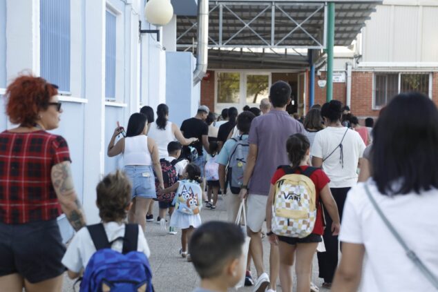 Imagen: Alumnos entrando a un colegio de Dénia