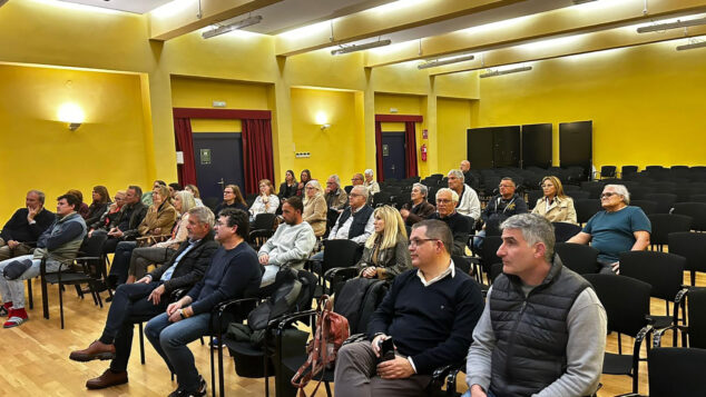 Imagen: Asistentes a la reunión sobre la red de alcantarillado para los vecinos del Montgó