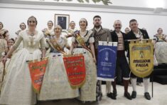 baix la mar recogiendo su banderin de primer premio