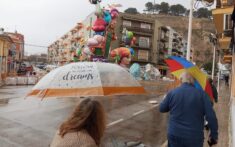 bajo el paraguas para esconderse de la lluvia de las fallas de denia