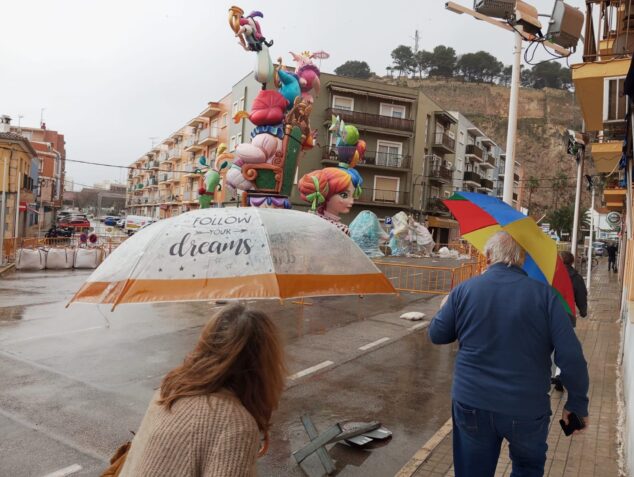 Imagen: Bajo el paraguas para esconderse de la lluvia de las Fallas de Dénia