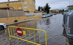 calle cerrada en denia por la lluvia archivo