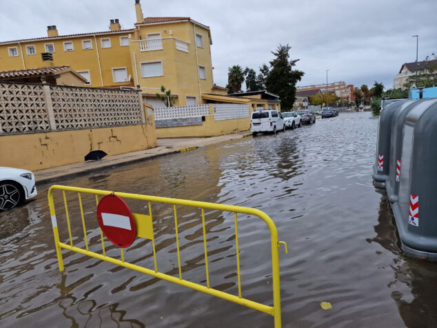 Imagen: Calle cerrada en Dénia por la lluvia (archivo)