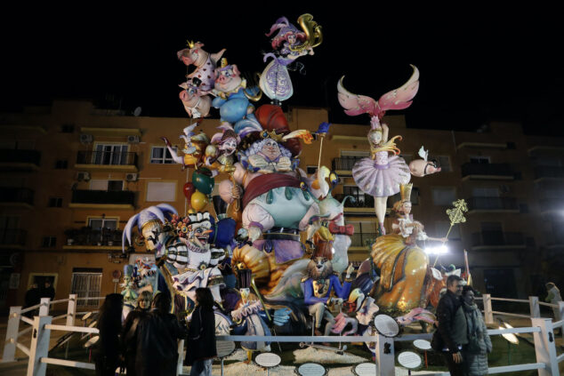 Imagen: Falla Baix la Mar 2025, de noche