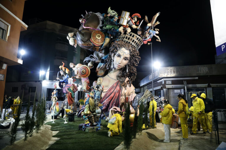 Falla Darrere del Castell 2025, de noche