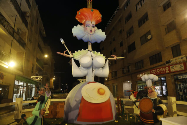 Imagen: Falla de Campaments 2025, de noche