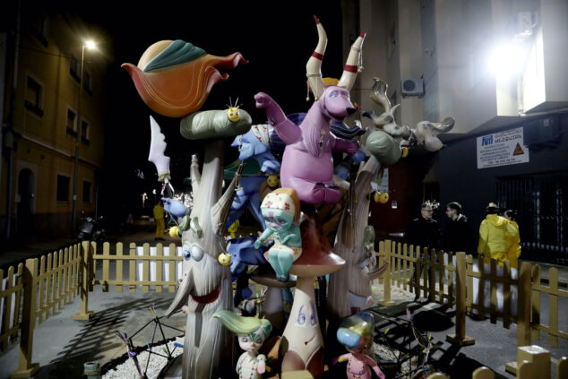 Imagen: Falla infantil Darrere del Castell 2025, de noche