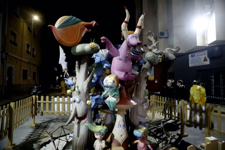 Falla infantil Darrere del Castell 2025, de noche