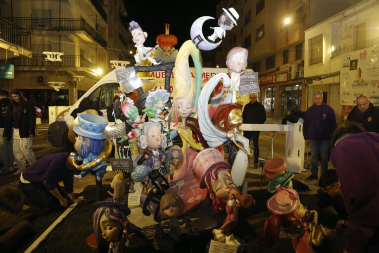 Falla infantil de Campements 2025, de noche