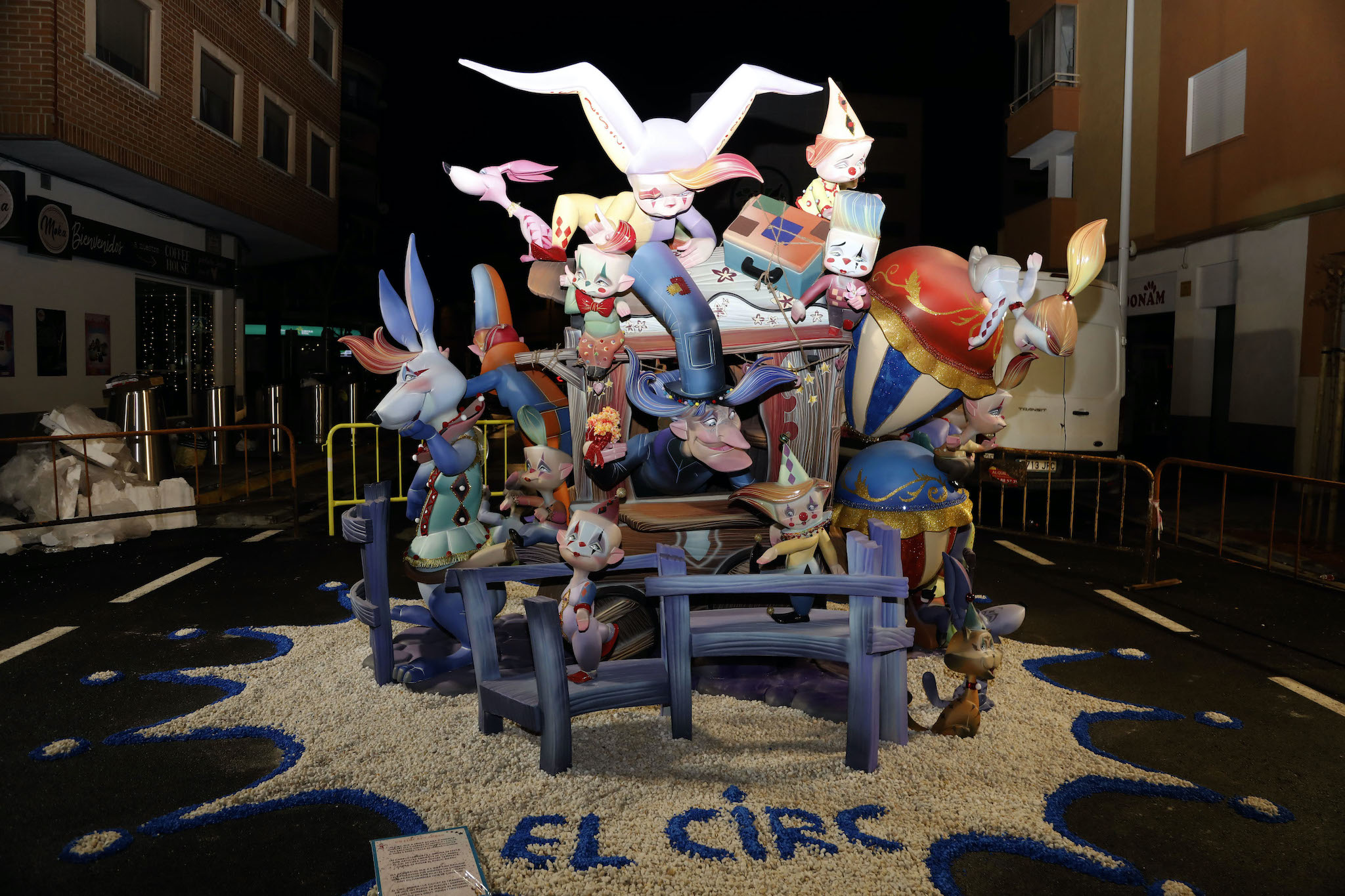 Falla infantil de París Pedrera 2025, de noche