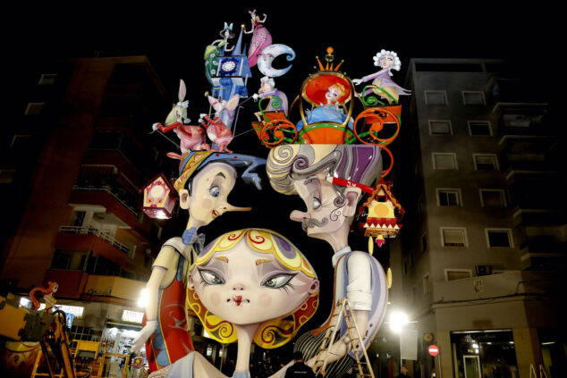 Imagen: Falla París Pedrera 2025, de noche