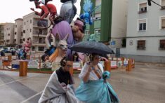 falleras escondiendose de la lluvia bajo el paraguas