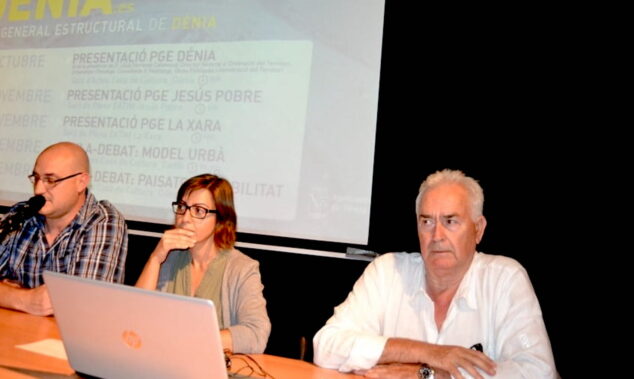 Imagen: José María Chofre, a la derecha, en una de las presentaciones del PGE de Dénia