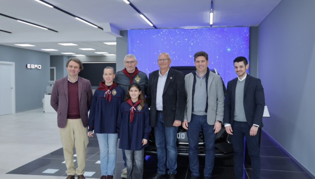 Imagen: Las Falleres Mayores de Dénia, Carla Puerto y Laura Ramón, junto al Presidente de la Junta Local Fallera, Jaume Bertomeu, los CEO's de Moll Motor, Javier y Víctor Moll, y el Alcalde de Dénia, Vicent Grimalt