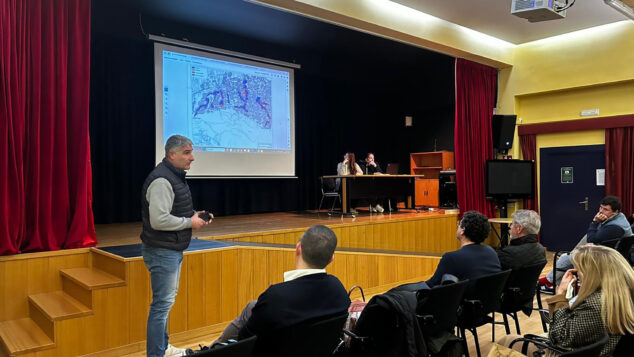 Imagen: Reunión del Ayuntamiento de Dénia con los vecinos del Montgó sobre la red de alcantarillado